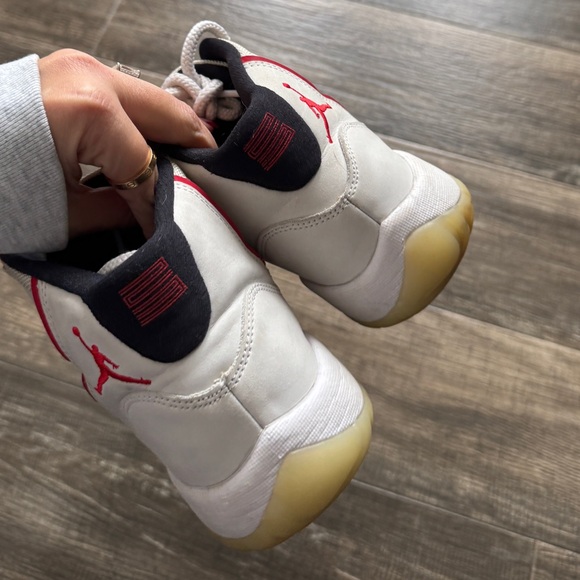 Jordan 11 retro platinum tint 7 8.5 - Picture 4 of 6